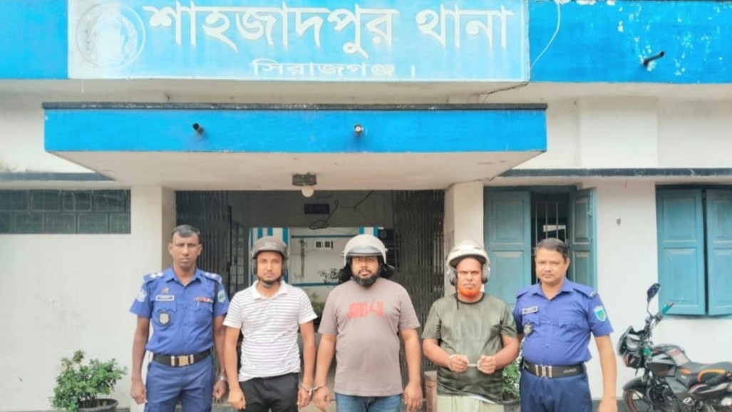সিসিটিভি ফুটেজ ছড়িয়ে দেওয়ার ভয় দেখিয়ে ৩০ হাজার টাকা দাবি, আটক ৩